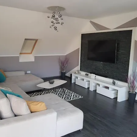 Evelin Penthouse Apartman バラトンレッレ