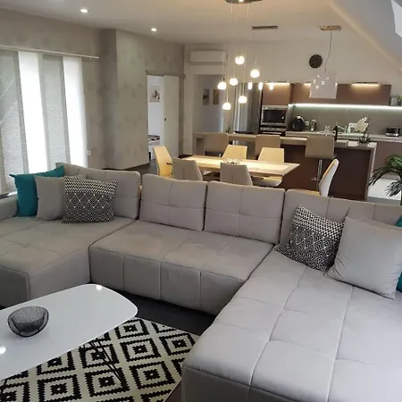 Evelin Penthouse Apartman アパート *
