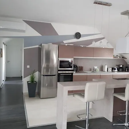 Evelin Penthouse Apartman バラトンレッレ